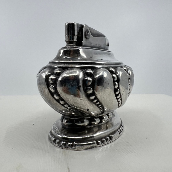 MidCentury American Silver Plate Art Deco Crown Table Lighter by Ronson - Picture 9 of 10